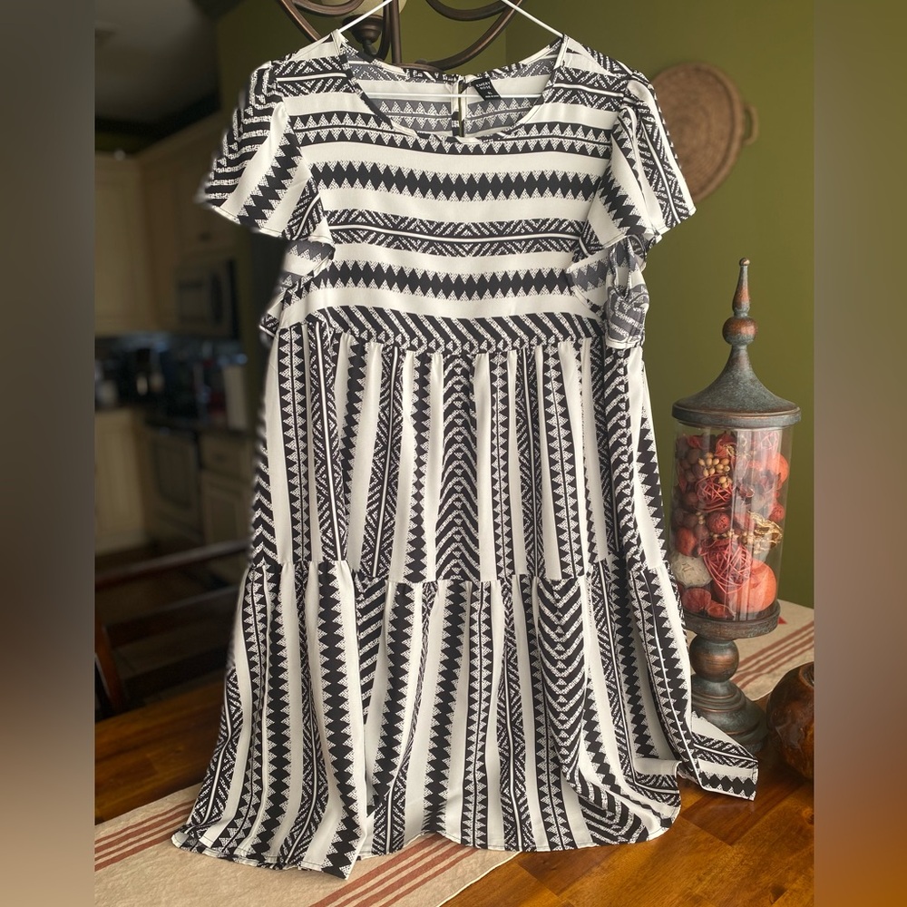 EUC Emery Rose Black/white Geometric Patterned A-Line Dress